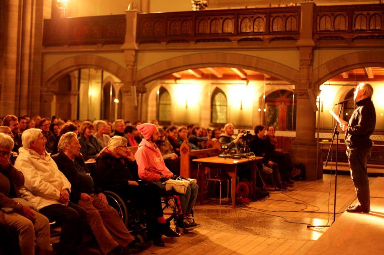 Pfarrer Martin Dürr präsentiert sich auf der Bühne der Publikumsjury. | Kirchgemeinde Kleinbasel
