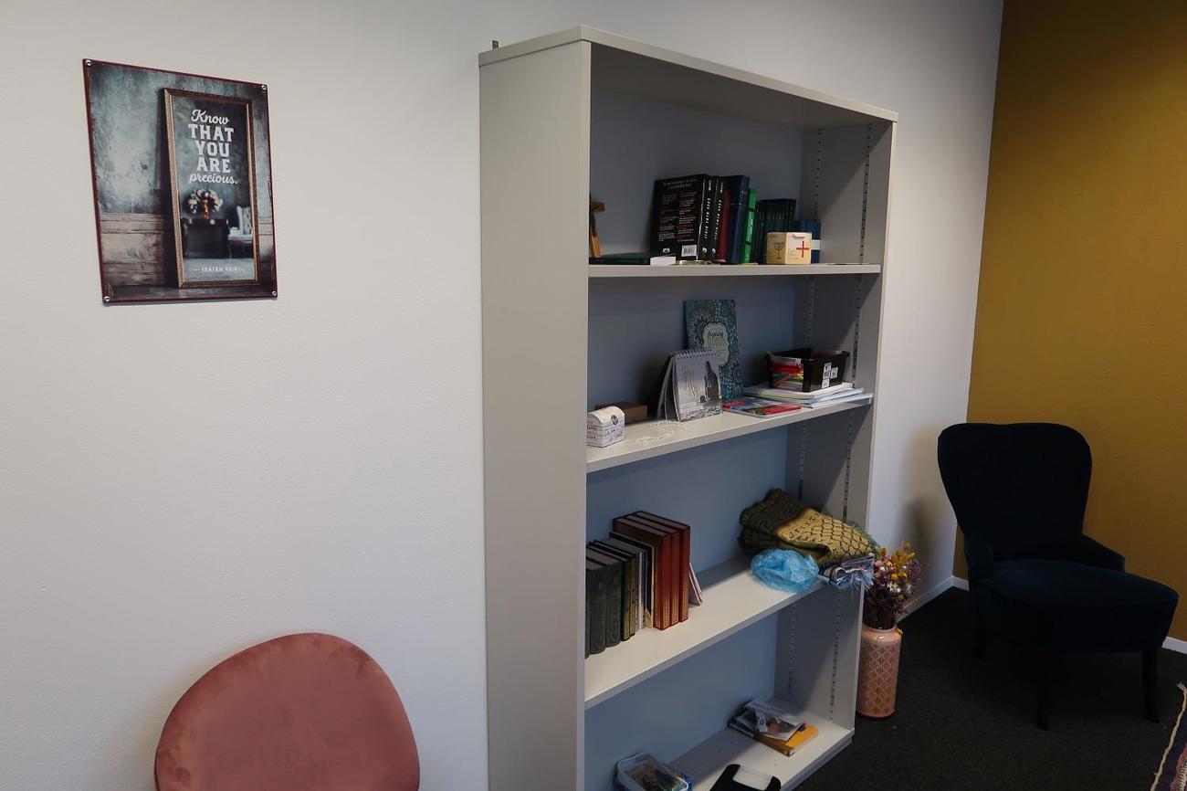 Im Bücherregal sind Bibel und Koran eingereiht.
