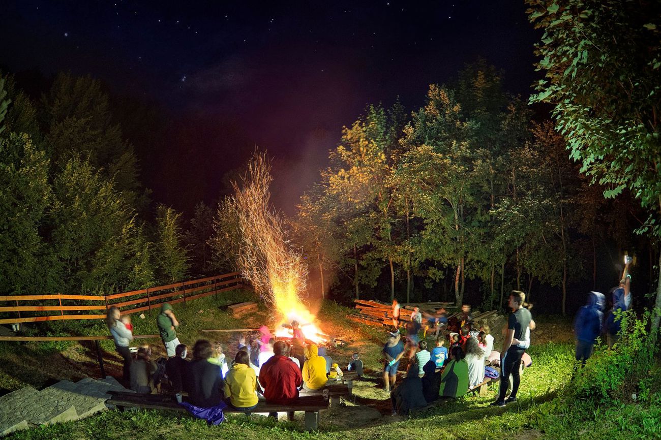 Auch Lagerfeuer gehören zu den Erlebnissen auf der Teenranch. (Bild: zVg)