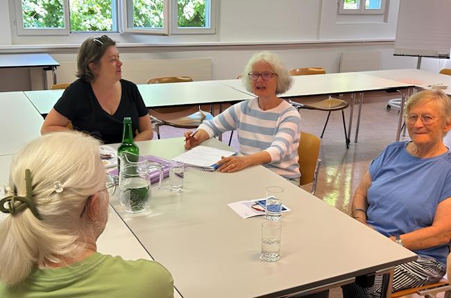 Grossmütter tauschen sich beim Grosseltern-Treff aus. (Bild: zVg)