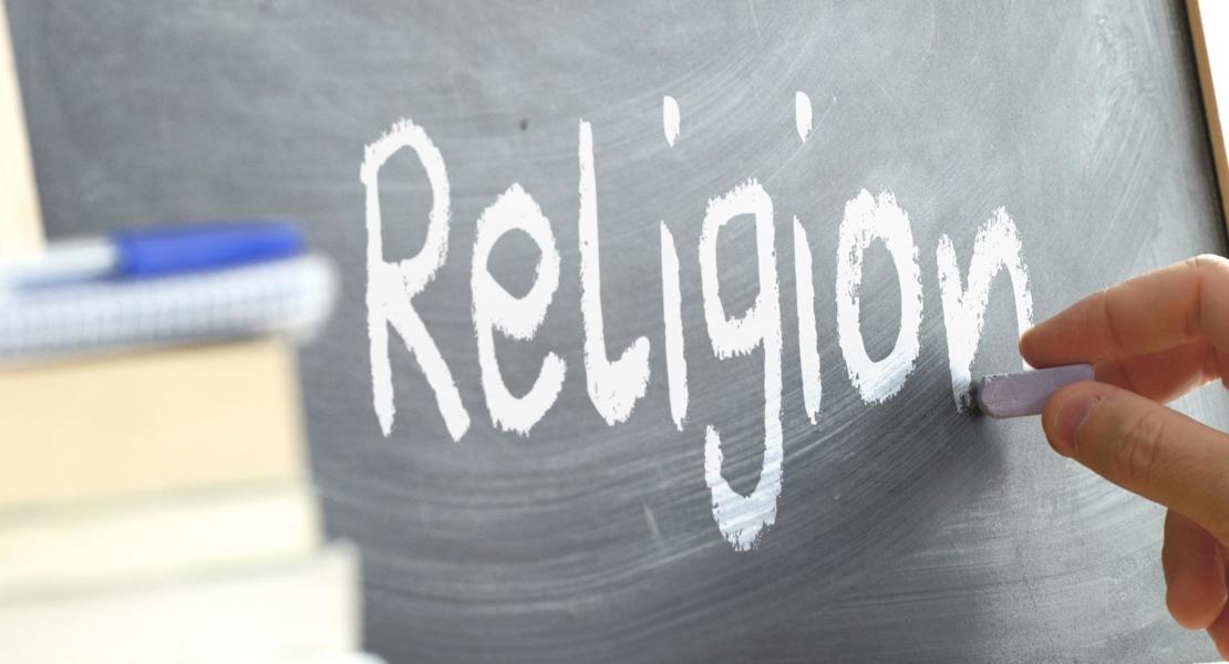 Religion am Lernort Schule hat Schule gemacht: Fachkräfte wollen das gegenseitige Verständnis zwischen schulischen
und kirchlichen Organisationen weiter stärken. (Bild: Adobestock.com/JuanCi Studio)