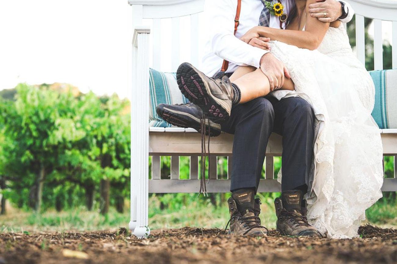 Viele Paare ziehen heute massgeschneiderte Rituale traditionellen Hochzeiten vor. | Foto: Eric Ward/Unsplash