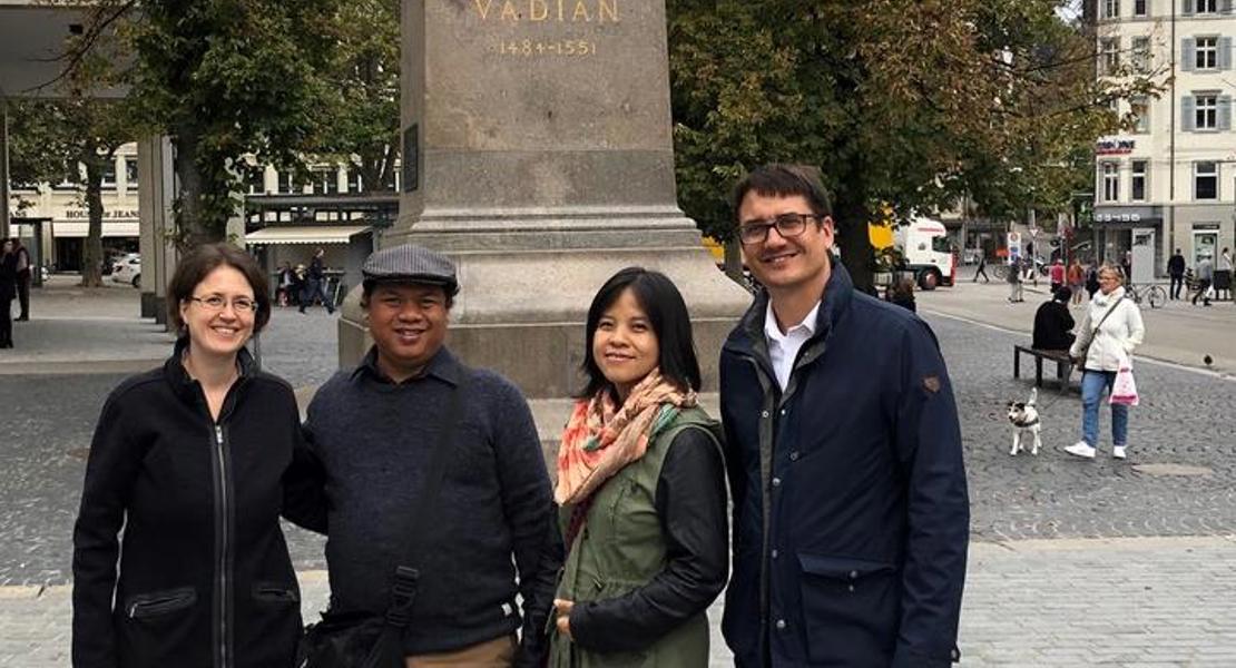 Der Muslim Wawan Gunawan und die Christin Yunita Tan (in der Mitte) setzen sich in Indonesien für den interreligiösen Dialog ein. 2019 besuchten sie die Arbeitsstelle Weltweite Kirche in St. Gallen und anschliessend zusammen das Vadian-Denkmal.
