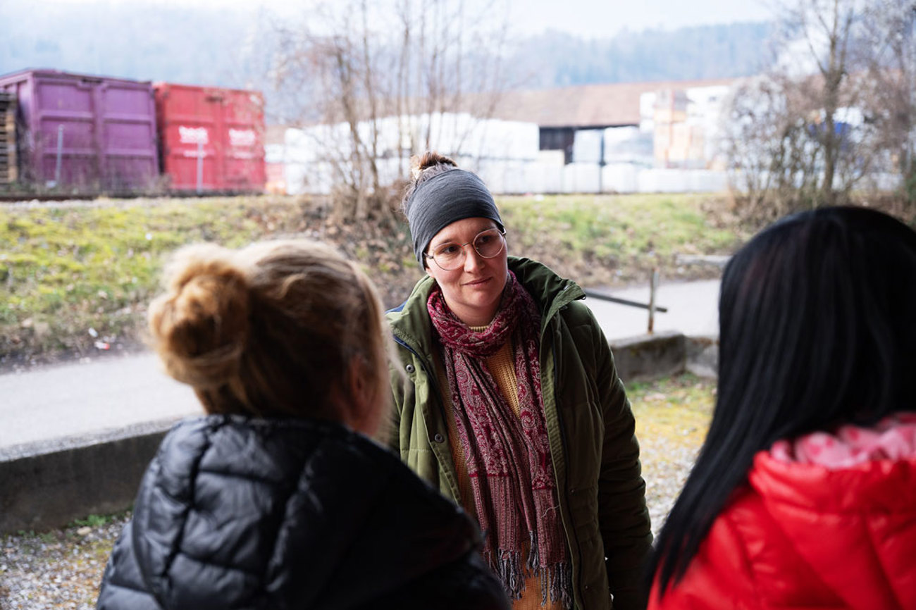Kurze Momente der Ruhe und des Auftankens: Livia Wenger im Gespräch mit Prostituierten auf dem Strassenstrich. | Foto: Susanne Seiler