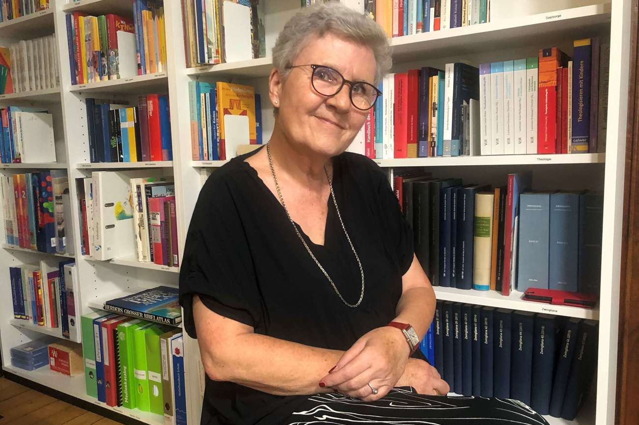 Esther Simon hat ein freundschaftliches Verhältnis zu Büchern und wünscht sich, neugierig zu bleiben. (Bild: Susanne Kalberer)