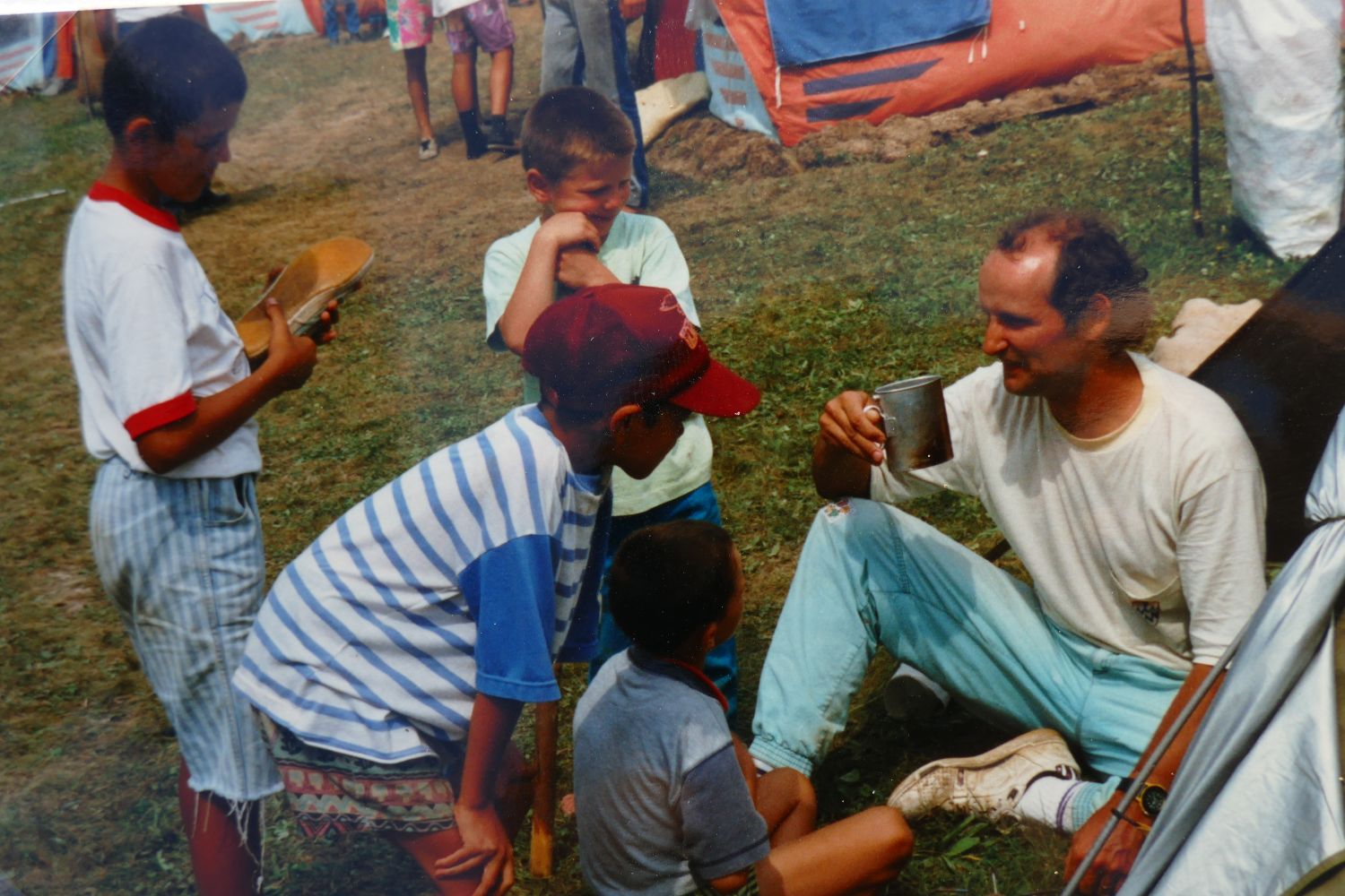 Thomas Alder (rechts) besucht die Teenranch Romania in den 1990er-Jahren. (Bild: zVg)
