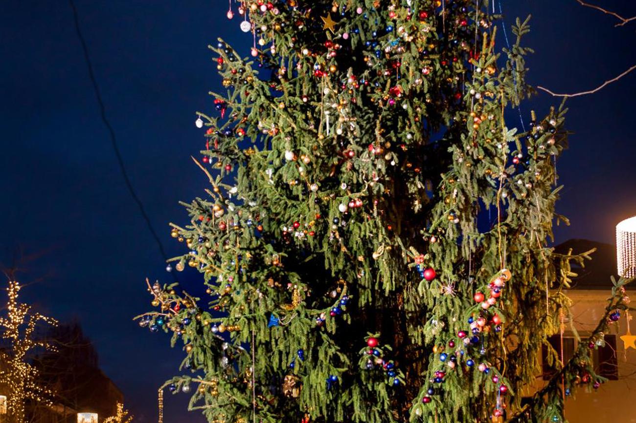 Am Kreuzlinger Weihnachtsmarkt schmückte die Bevölkerung einen Weihnachtsbaum mit über 6000 Ornamenten. | fototscharner.ch