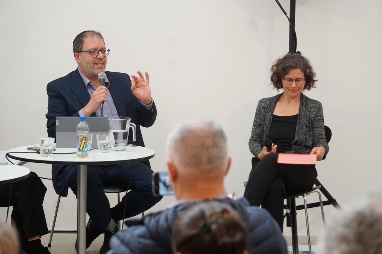 «Himmelreich» sei ein christlicher Begriff, erläutert der St. Galler Rabbiner Shlomo Tichonski (l.). Daneben Moderatorin Christiane Schubert vom Bistum SG. Foto sd