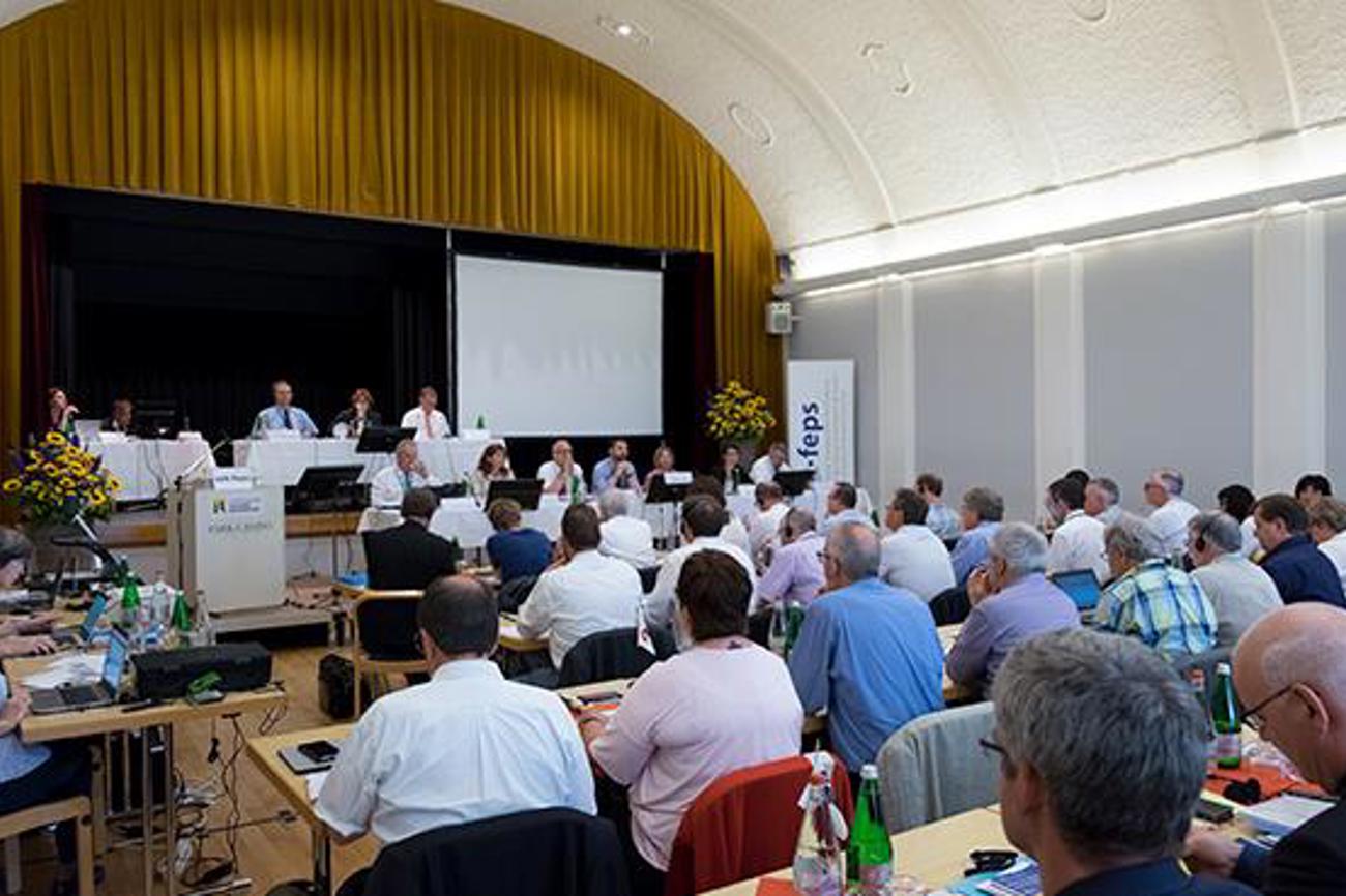 Die Abgeordnetenversammlung des SEK ergänzte die neue Verfassung in der zweiten Lesung um einen Gleichstellungsartikel.|SEK