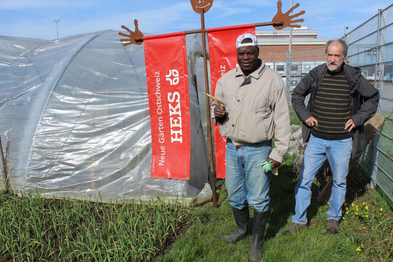 Aonga Ebolu aus dem Kongo und der freiwillige Helfer Ueli Troxler besprechen die kommende Gartensaison.