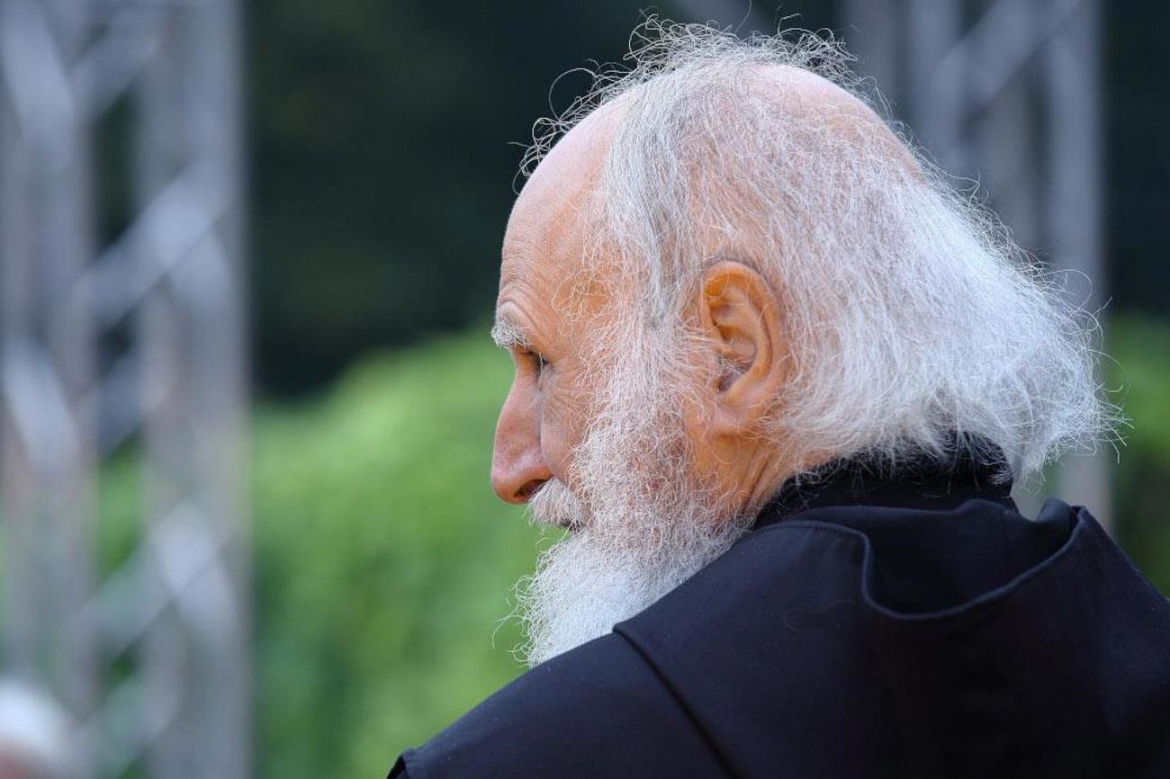 «Viele versäumen ihr Leben, weil sie zu hohe Erwartungen und Idealbilder haben, denen sie immerzu hinterherlaufen», sagt Pater Anselm Grün. | epd-bild