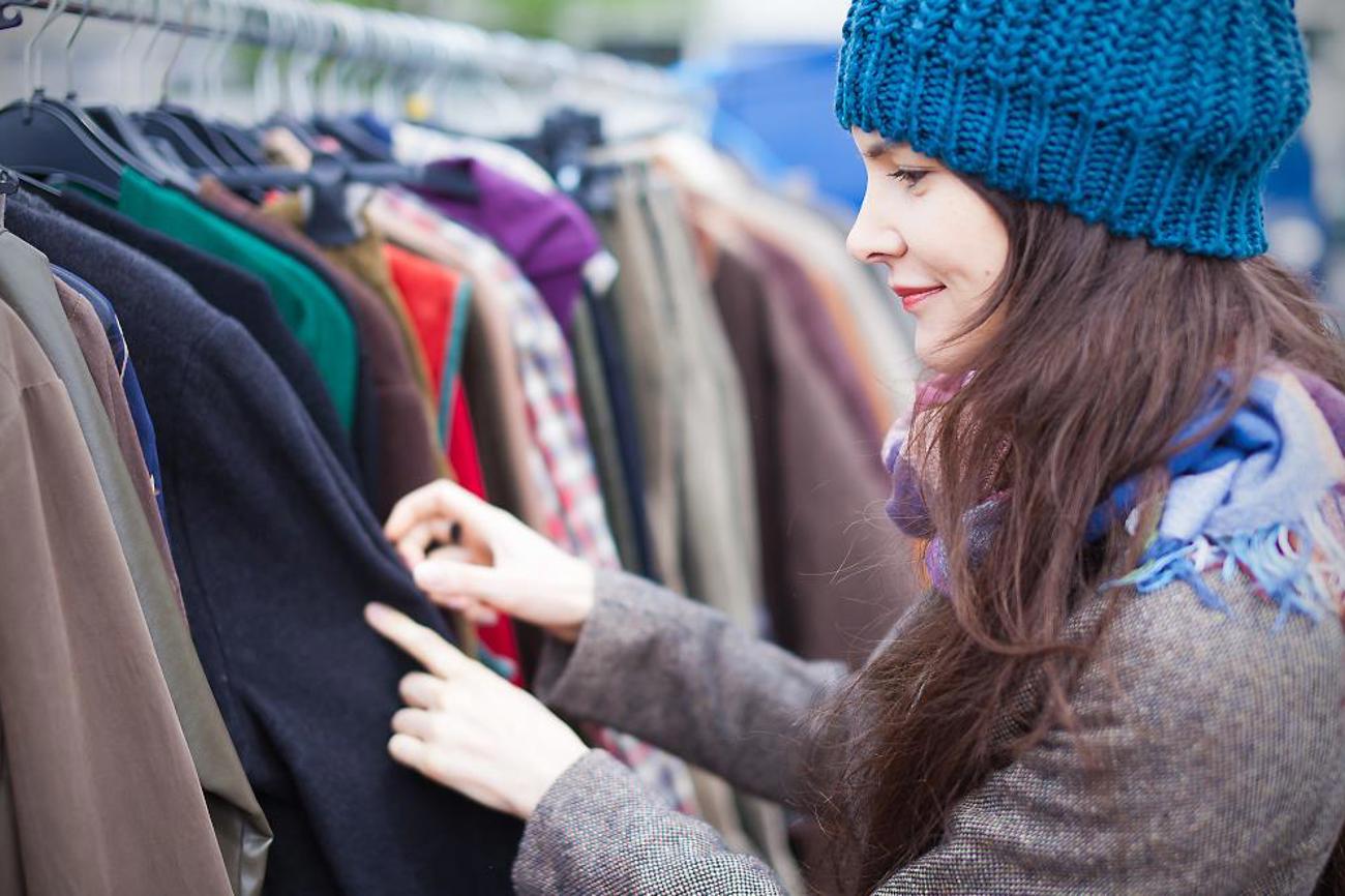 Gefährden Secondhand-Angebote der Grossanbieter die kleinen Brockis? Eher nicht: Dank der enormen Menge an produzierten Kleidern können offenbar unterschiedliche Anbieter bestehen. |shutterstock.com/Rishiken