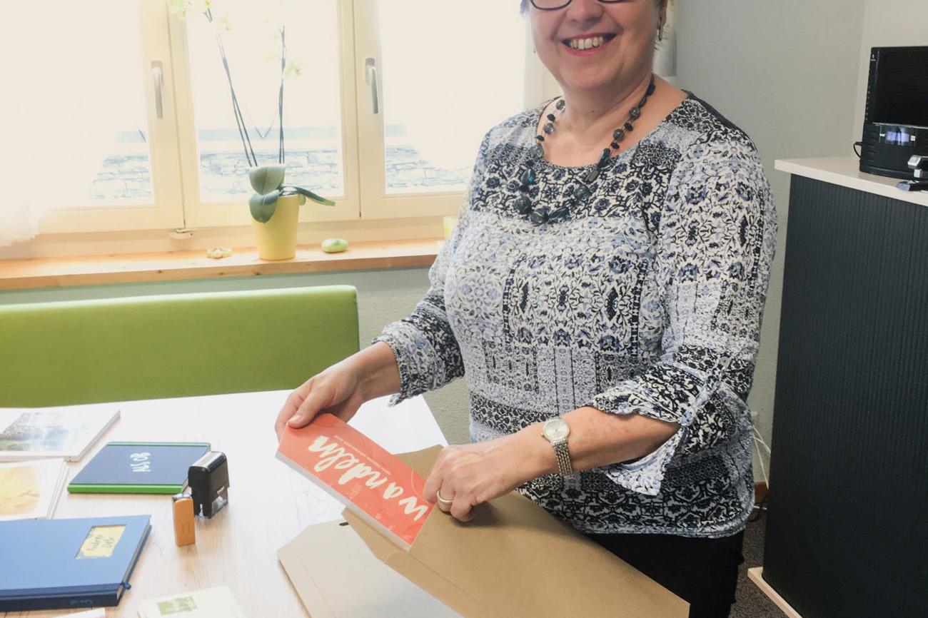 Sorgfälltige Handarbeit: Beim Tecum-Kiosk verpackt Ida Horber die Sendungen selbst.