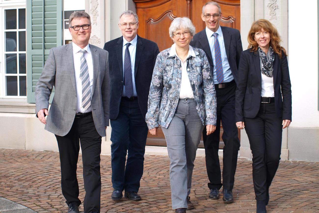 Der neue Kirchenrat schreitet vor dem Sitz der Landeskirche – bereit zu neuen Taten – zielbewusst voran (von links nach rechts): Präsident Wilfried Bührer, Rolf Bartholdi, Gerda Schärer, Lukas Weinhold und Ruth Pfister.