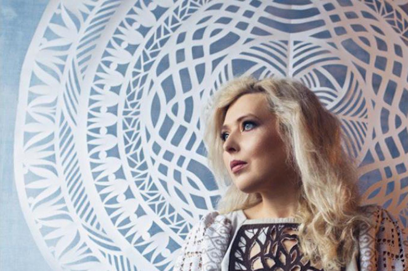 Daria Alyoshkina, Scherenschnitt-Künstlerin aus der Ukraine