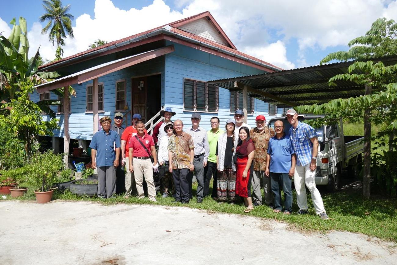 Vor dem Missionshaus und Poliklinik in dem einst Familie Honegger lebte und wirkte.