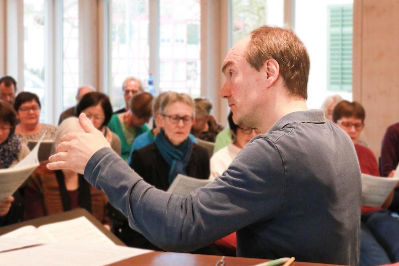 Jochen Kaiser dirigiert anlässlich des Chorprojekts zum 150-Jahr-Jubiläum der Thurgauer Landeskirchen
viele Sängerinnen und Sänger. (Bild: Claudia Koch)