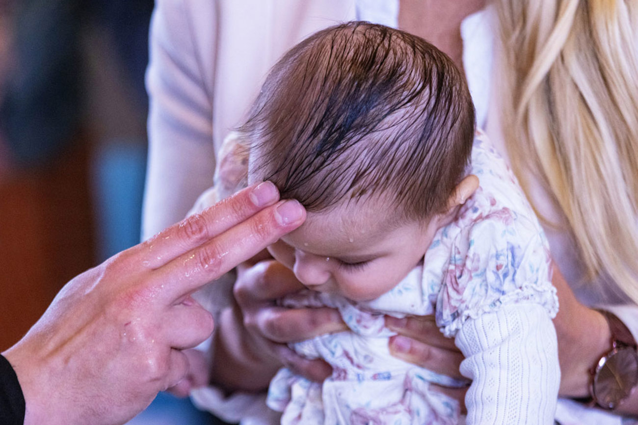 Taufquote sinkt bei Katholiken wie Reformierten weiter: 2025 kamen so wenige Kinder zur Taufe wie noch nie in den letzten zehn Jahren. | Symbolbild: Unsplash/Marek Studzinski