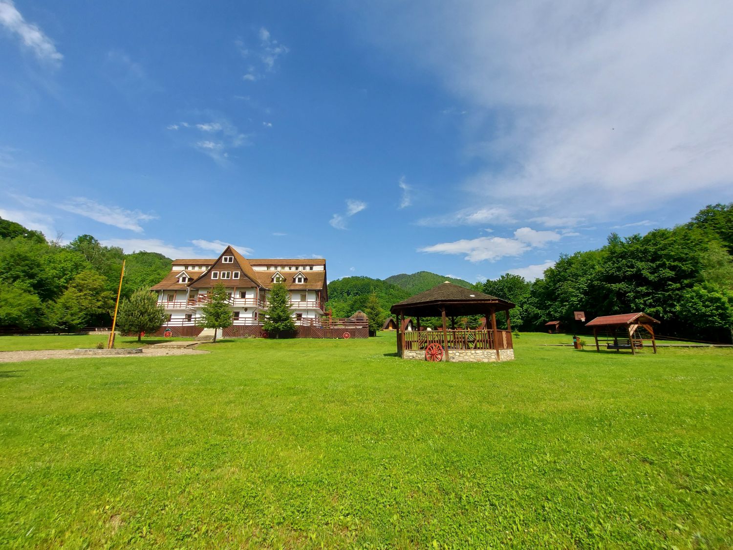 Blick auf die Teenranch Romania in den Ostkarpaten. (Bild: zVg)