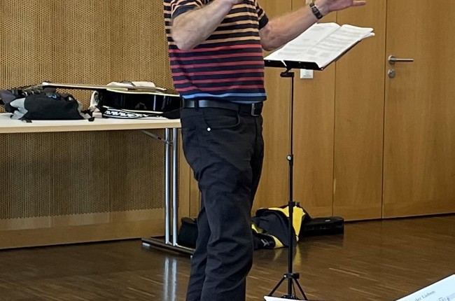 Willi Hausamman aus Amriswil instruiert beim offenen Singen an der Amriswiler Kulturnacht. (Bild: zVg) Willi Hausamman aus Amriswil instruiert beim offenen Singen an der Amriswiler Kulturnacht. (Bild: zVg)