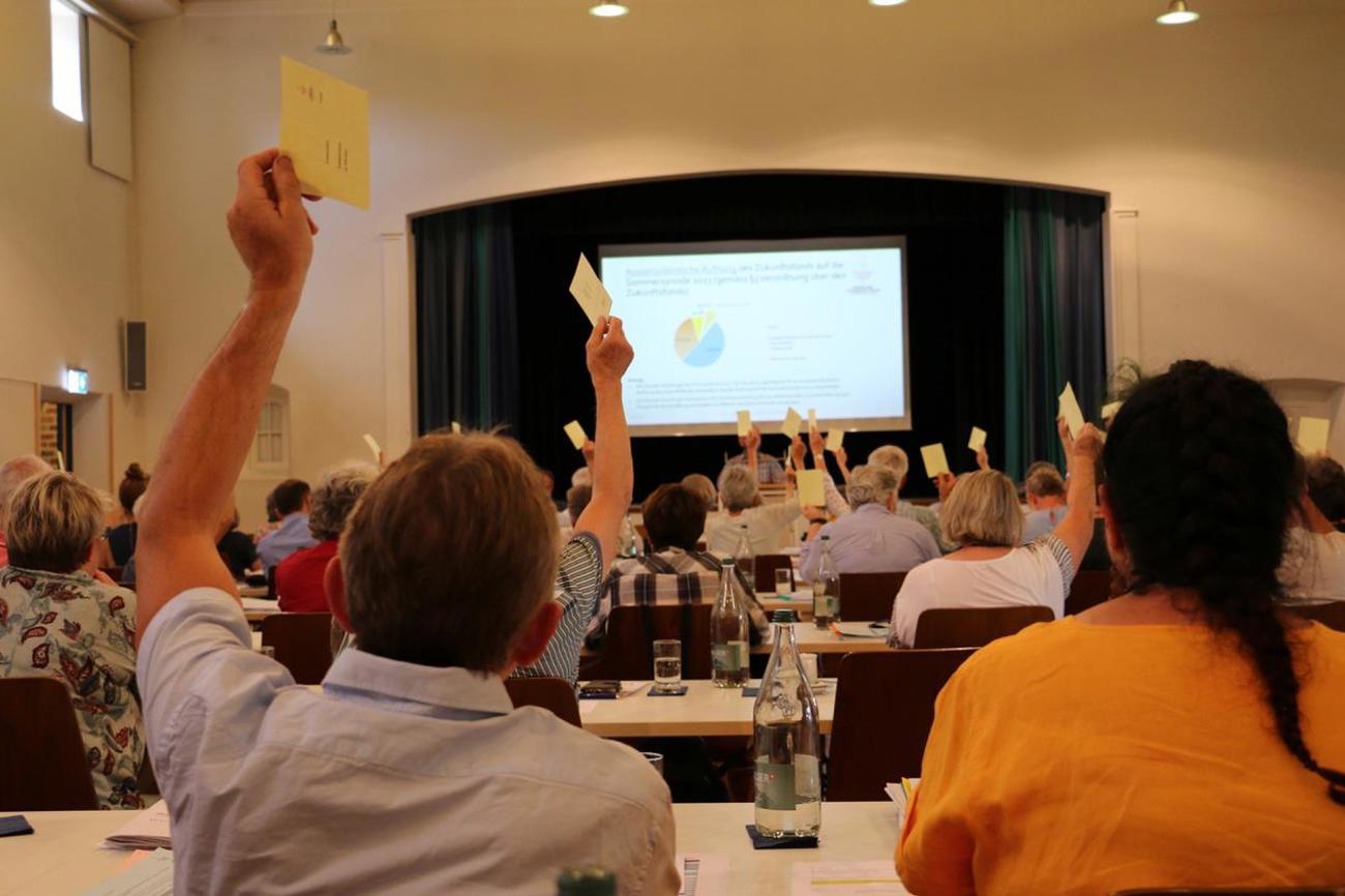 Fleissiges Abstimmen in der Schaffhauser Sommersynode. | Doris Brodbeck