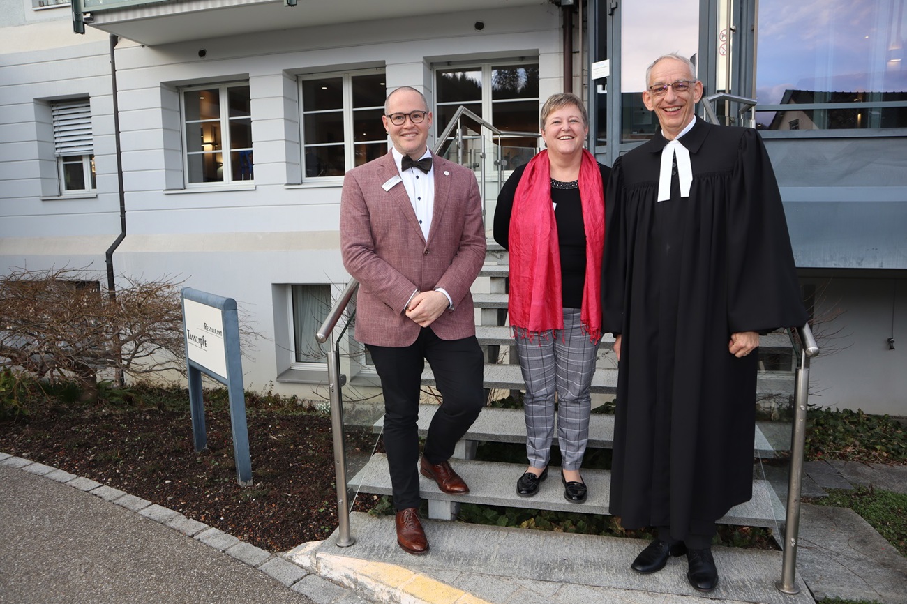 Freuen sich auf die Zusammenarbeit: Ramon Sprenger, Leitung Dienste Rehaklinik Dussnang, Seelsorgerin Edith Roher Hess und Pfarrer Lukas Weinhold, Kirchenrat der Evangelischen Landeskirche Thurgau. (Bild: Manuela Olgiati)