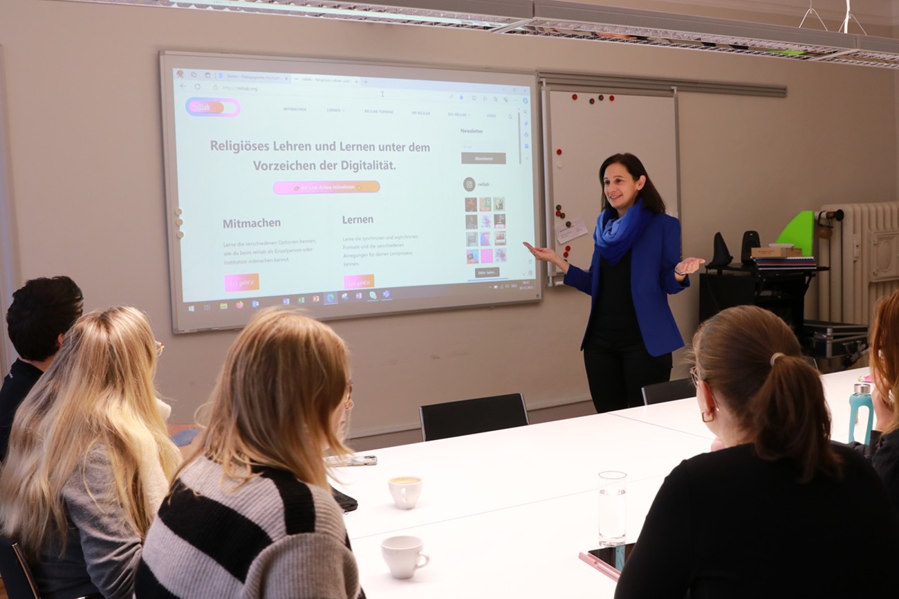 Ausbildungstag mit Religionslehrpersonen: Mirjam Loos erklärt, wie die Onlineplattform relilab.org vielseitig genutzt werden kann. (Bild: Claudia Koch)