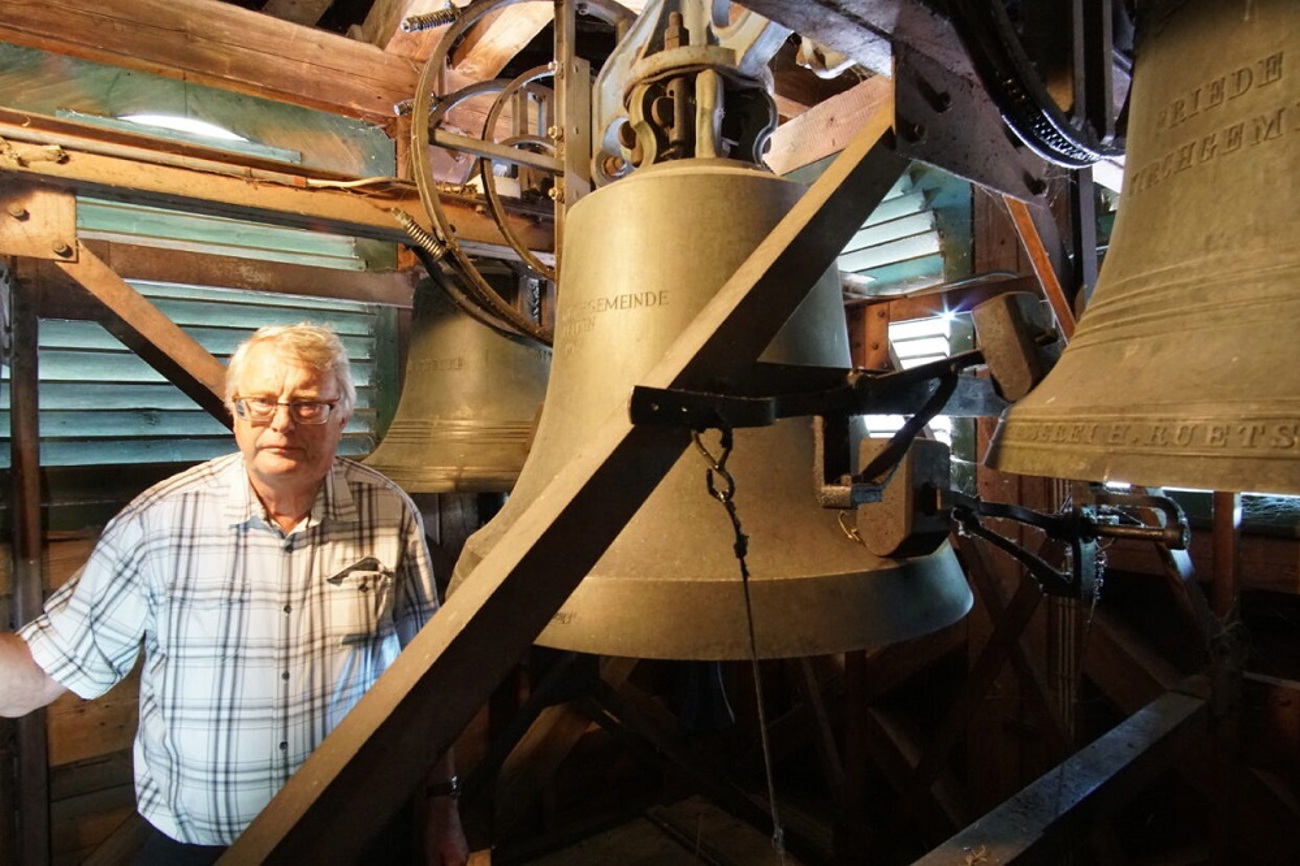 Edi Ulmer, Präsident der Kirchenvorsteherschaft Felben-Wellhausen, im Glockenturm von Felben. Er vermisst das «gestohlene Glöcklein». (Bild: Lars Heynen)