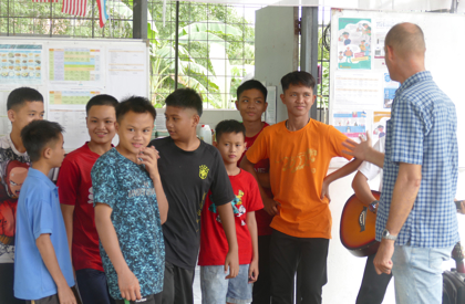 Jugendliche im  Youth Hostel in Salimpodon