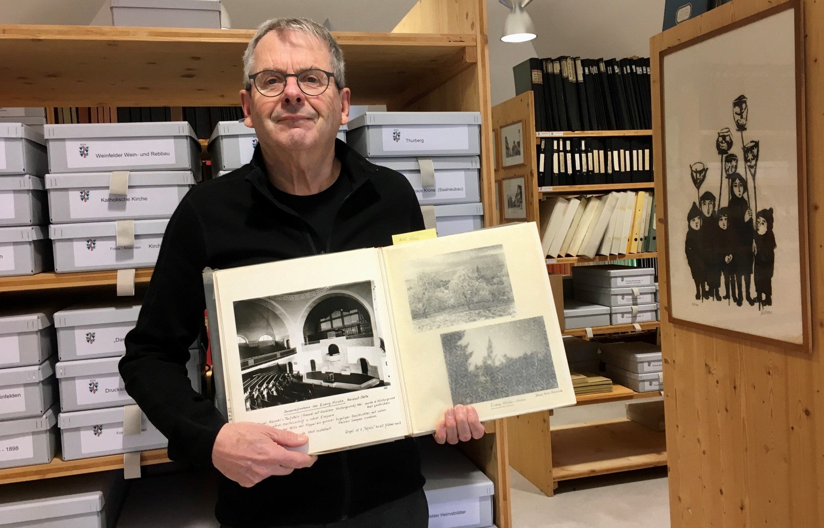 Der Weinfelder Bürgerarchivar Franz Xaver Isenring mit Dokumenten über die Kirche und die Glocken. (Bild: Esther Simon)