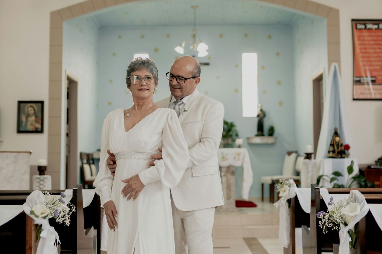 Bei einer Goldenen Hochzeit steht die Erneuerung des Eheversprechens im Mittelpunkt, bei einer Goldenen Konfirmation das Wiedersehen. (Bild: Unsplash / Alexander Mass)