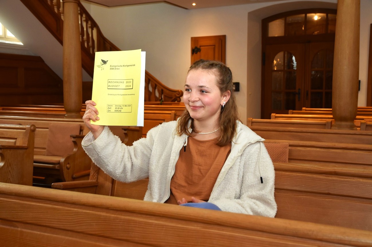Valentina Steffen hebt in der Kirche Erlen den gelben Stimmzettel in die Höhe. (Bild: cyr)