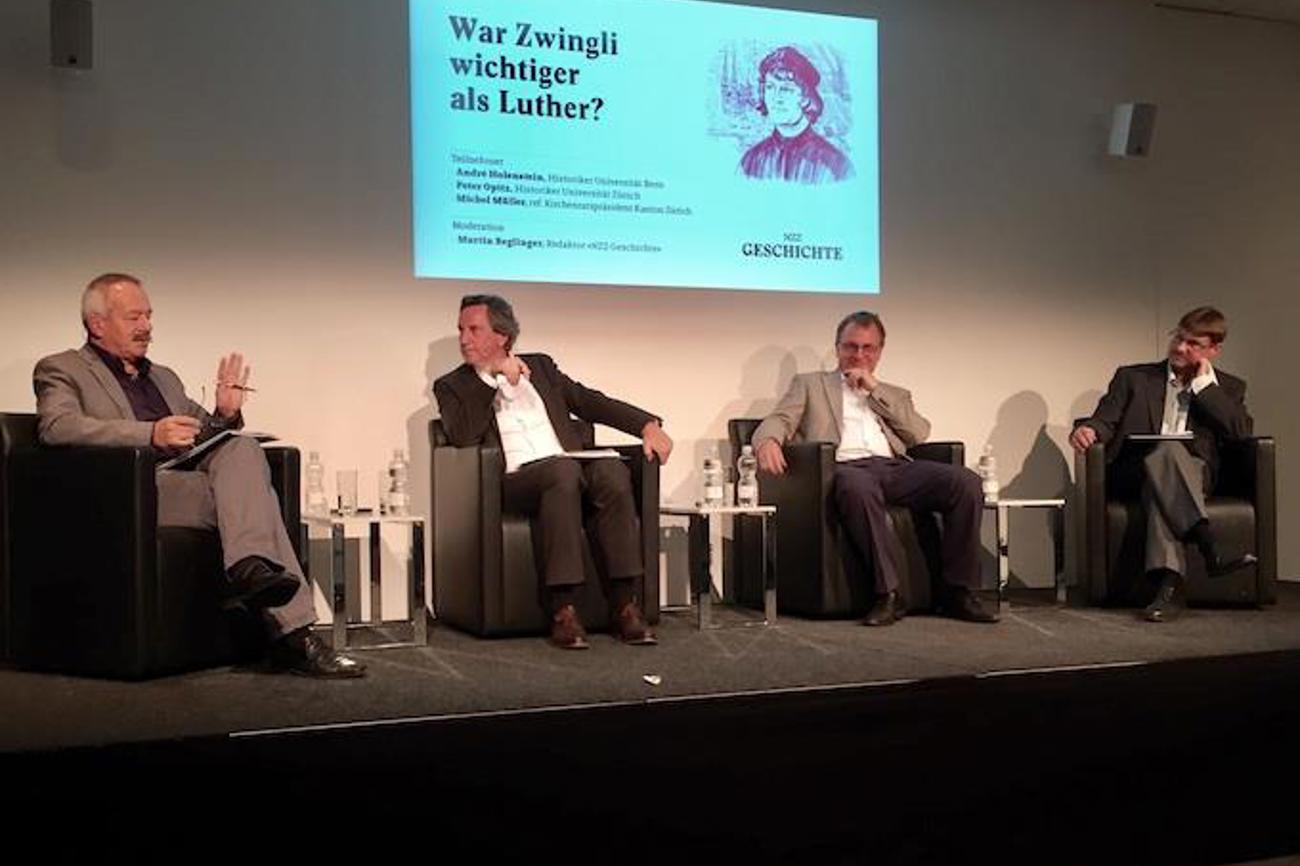 Animierte Diskussion über die zwei Reformatoren: André Holenstein, Martin Beglinger, Michel Müller und Peter Opitz (von links). | Böhni/ref.ch