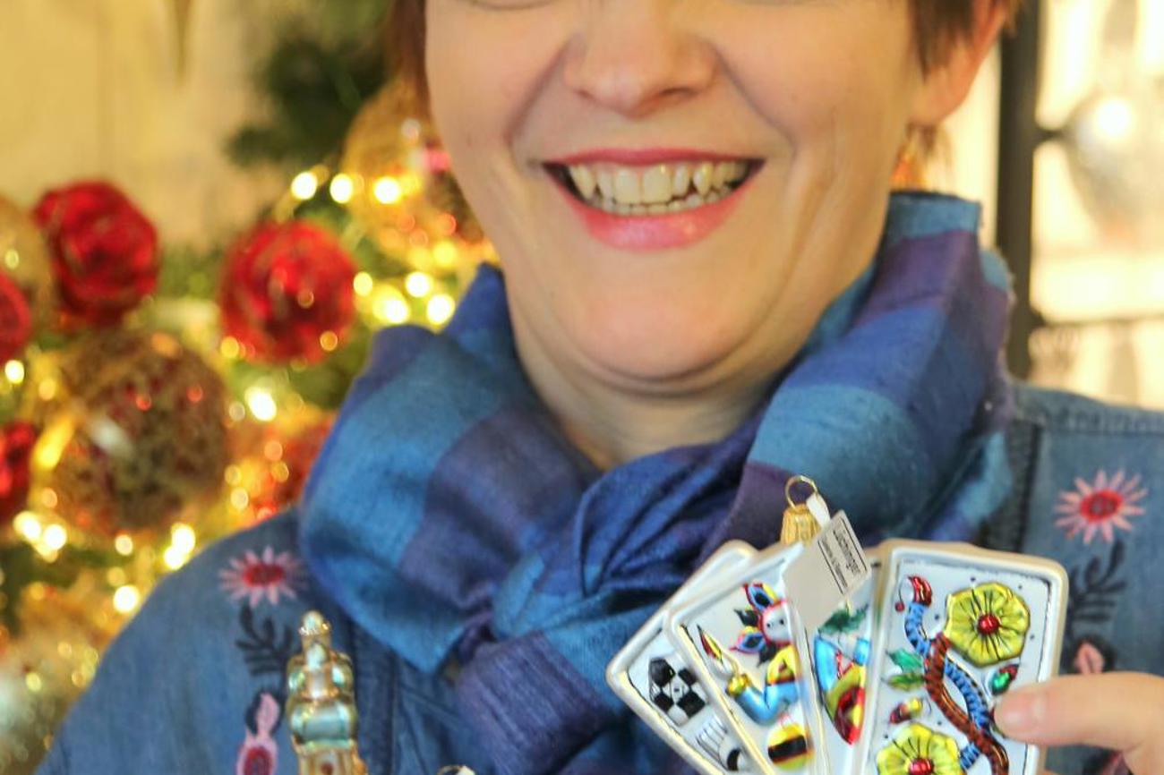 Carmela Lüchinger findet, dass auch die St. Galler Klosterkirche und Jasskarten ihren Platz am Weihnachtsbaum haben sollen. | Cyrill Rüegger