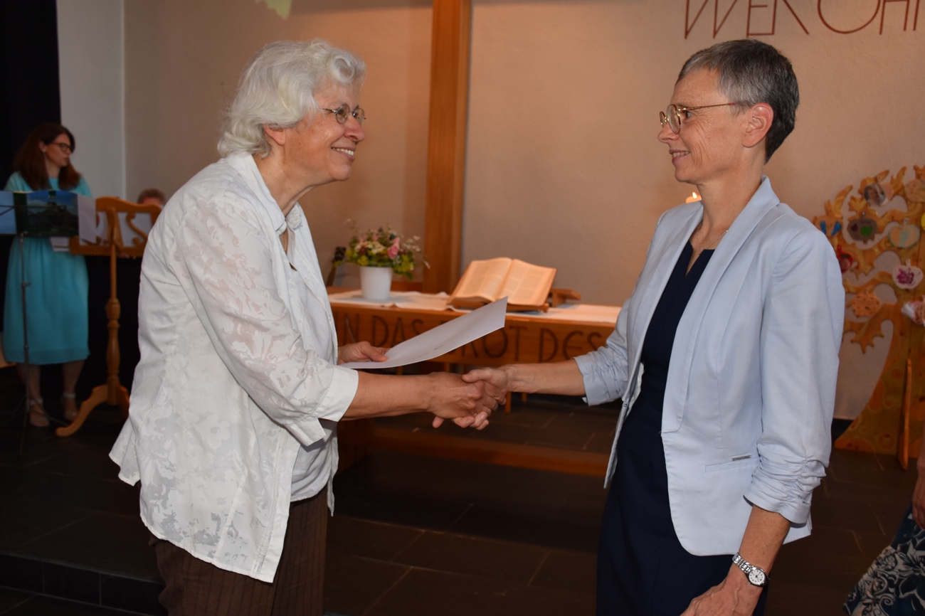Claudia Reich wurde von Kirchenrätin Gerda Schärer (links) für den Laienpredigtdienst diplomiert.