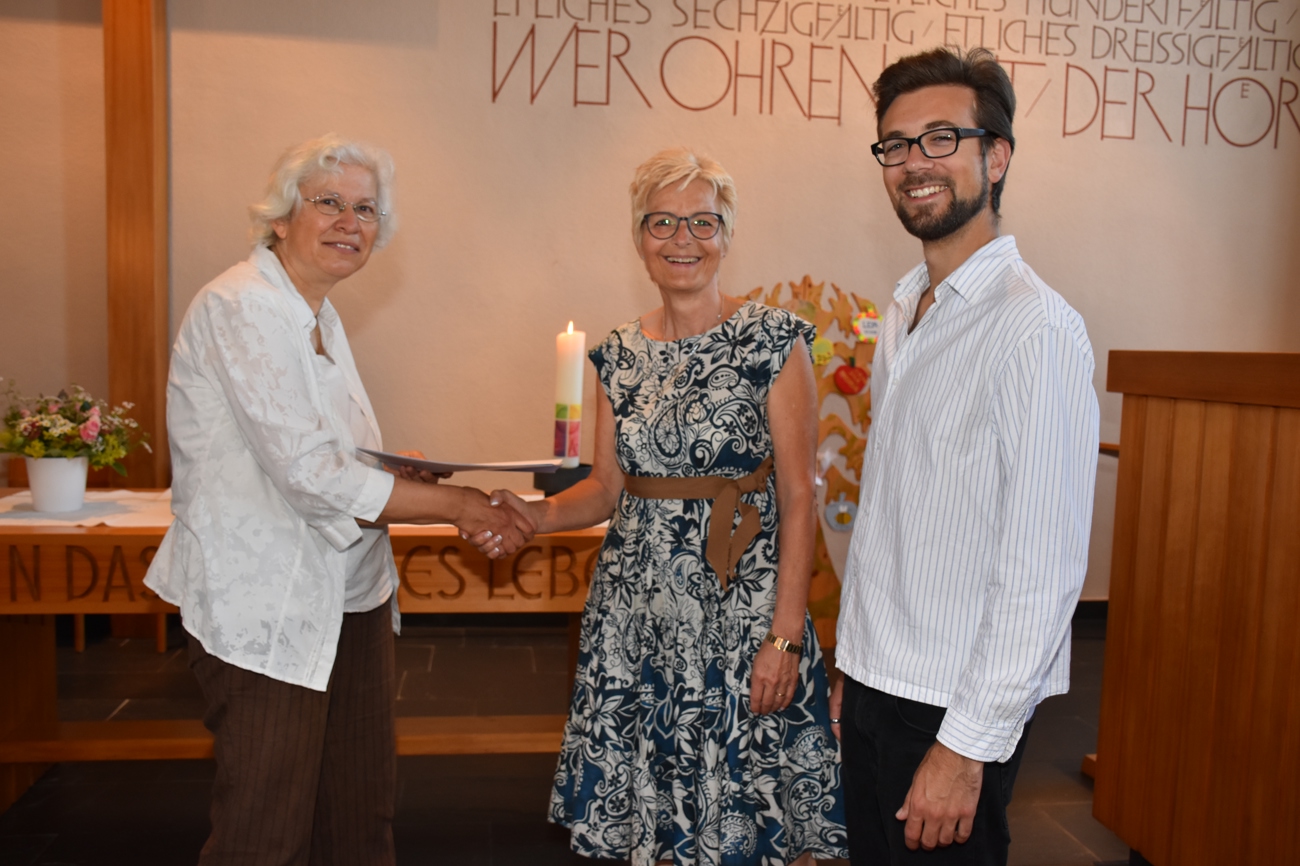 Gabriela Arn und Angelo Fässler wurden von Kirchenrätin Gerda Schärer (links) für den Laienpredigtdienst diplomiert.