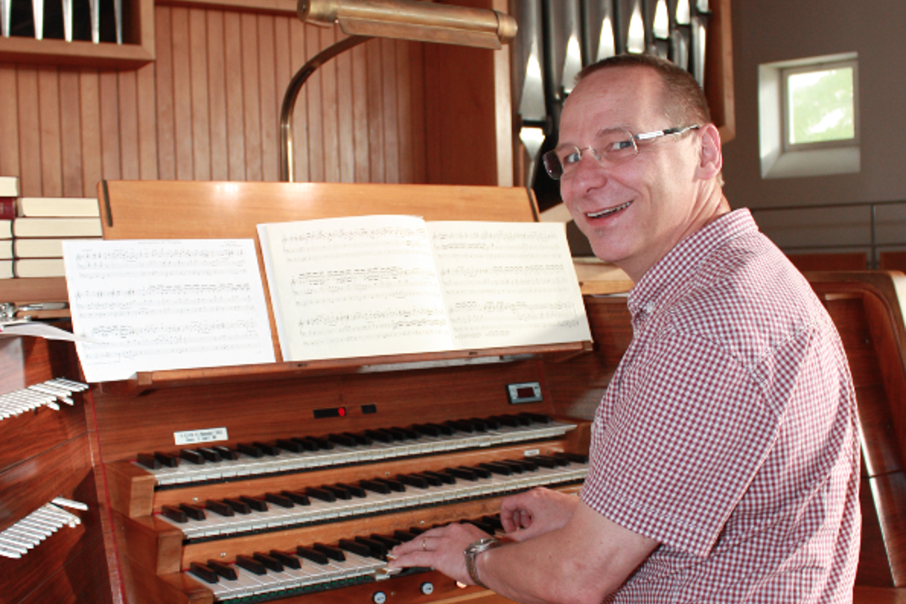 Seit er 23-jährig ist spielt Stephan Giger an der Orgel in der Wiler Kreuzkirche. (Bild: Fabienne Beer)