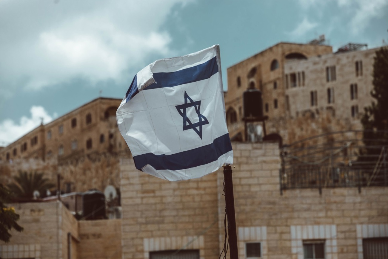 Nach dem Angriff der Hamas herrscht in Israel Kriegszustand. (Bild: unsplash.com/Taylor Brandon)