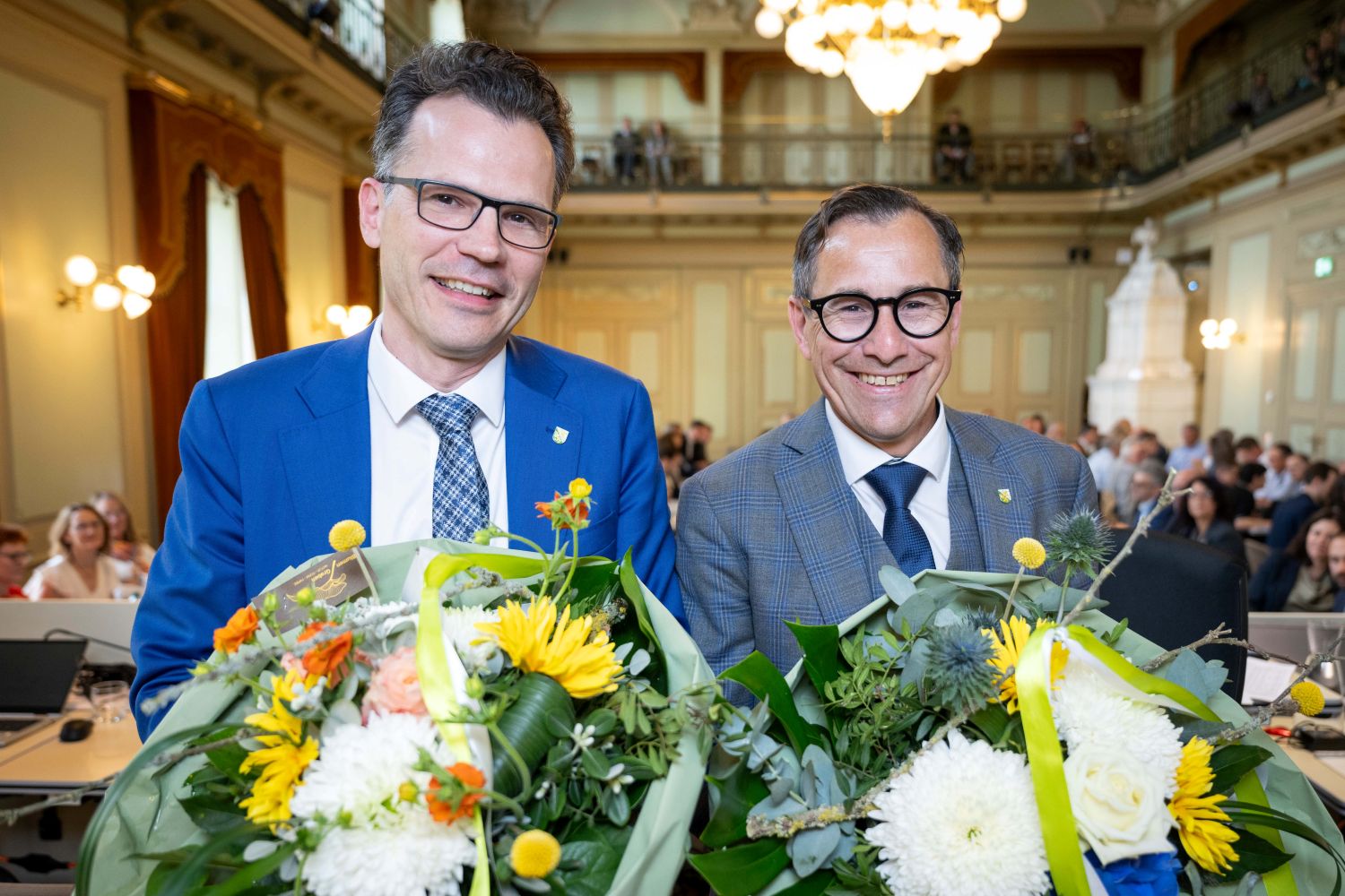 Der neu gewählte Präsident des Grossen Rates René Walther (rechts) posiert neben dem neuen Regierungspräsidenten Dominik Diezi. (Bild: Kanton Thurgau)