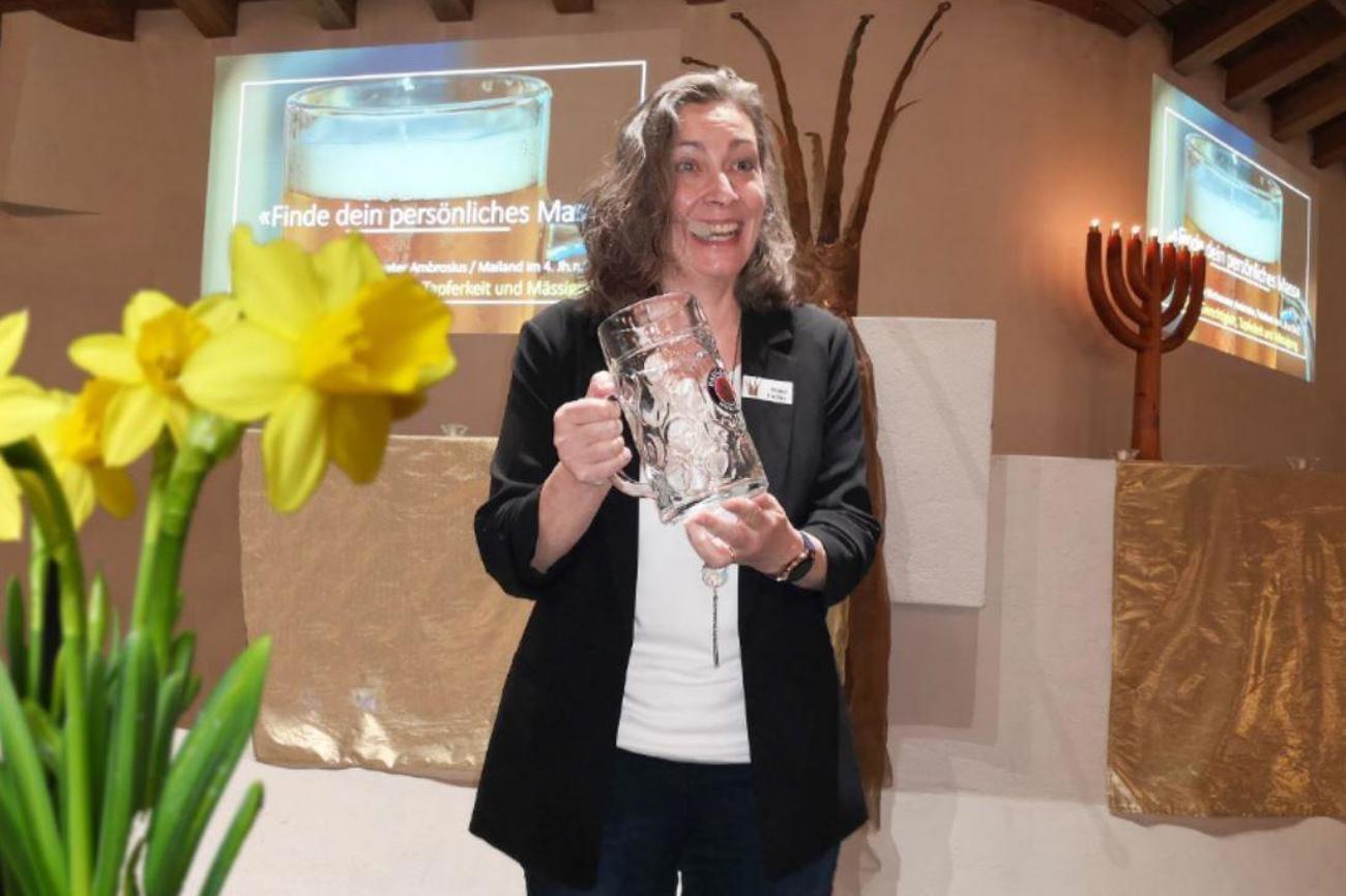 Rahel Gerber während einer Predigt zum Thema «Finde dein persönliches Mass» mit humorvollem Vergleich.
