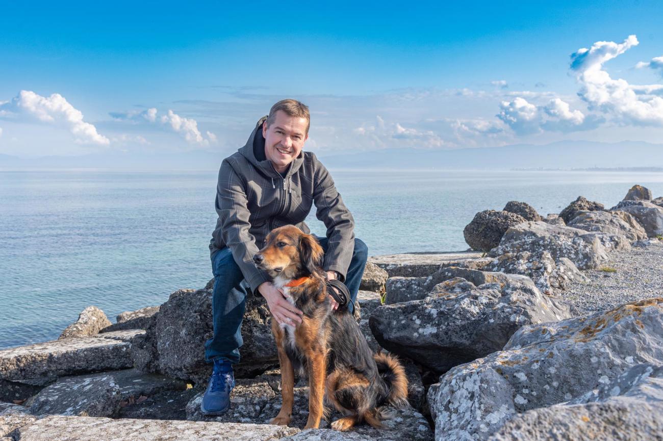 Pfarrer Lars Heynen mit Familienhund Bono im Seepark Romanshorn. (Bild: Carmen Senn)