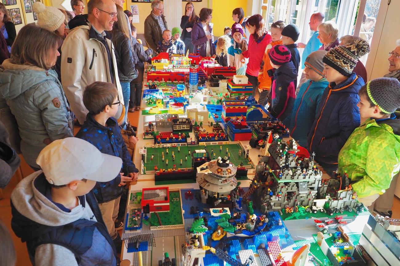250 Kilo Legosteine sind verbaut, entstanden ist ein Dorf mit Kirche. (Bild: pd)