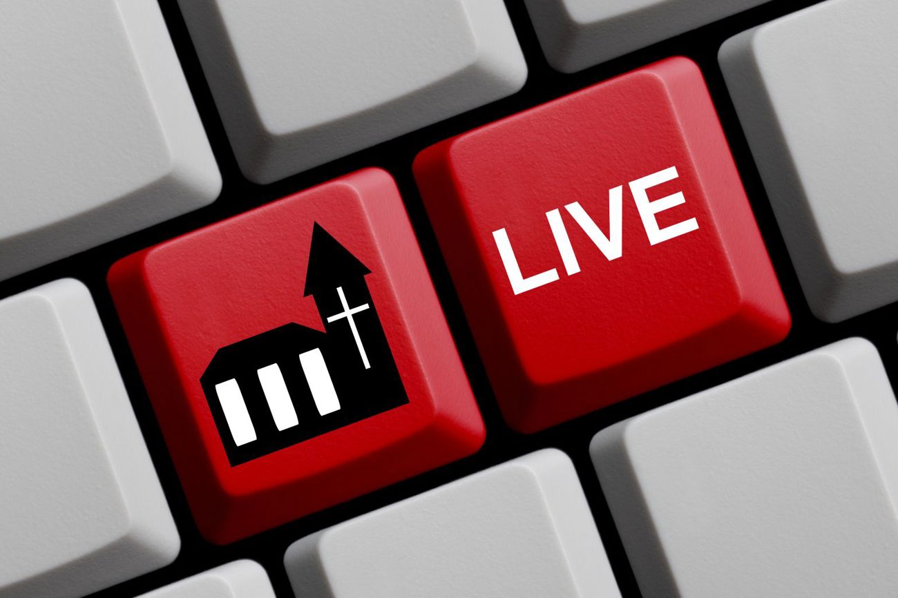 Eine Zeitlang konnten Gottesdienste wegen Corona nur via Livestream verfolgt werden. (Bild: AdobeStock/kebox)