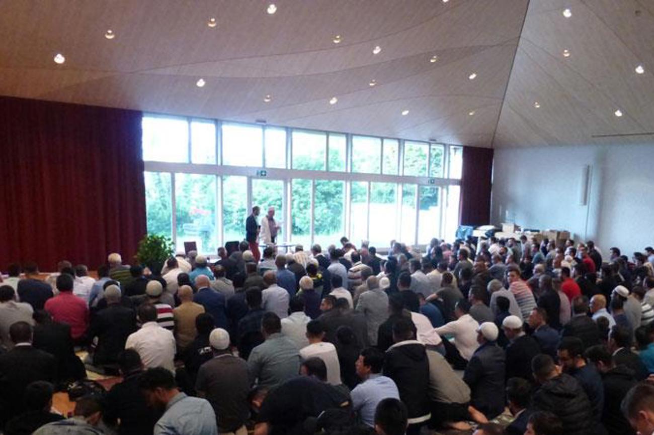 Bis zum letzten Platz besetzt: Muslime beten in der Zwinglikirche Schaffhausen.|Markus Sieber