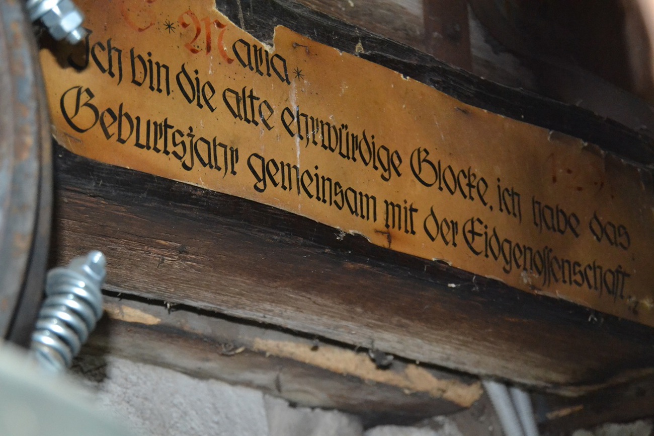 Die älteste Kirchenglocke im Thurgau im Türmchen der Propstei in Wagenhausen wird gebührend mit einem Schild geehrt. Sie läutet anlässlich aussergewöhnlicher Ereignisse.  (Bild: Ernst Ritzi)