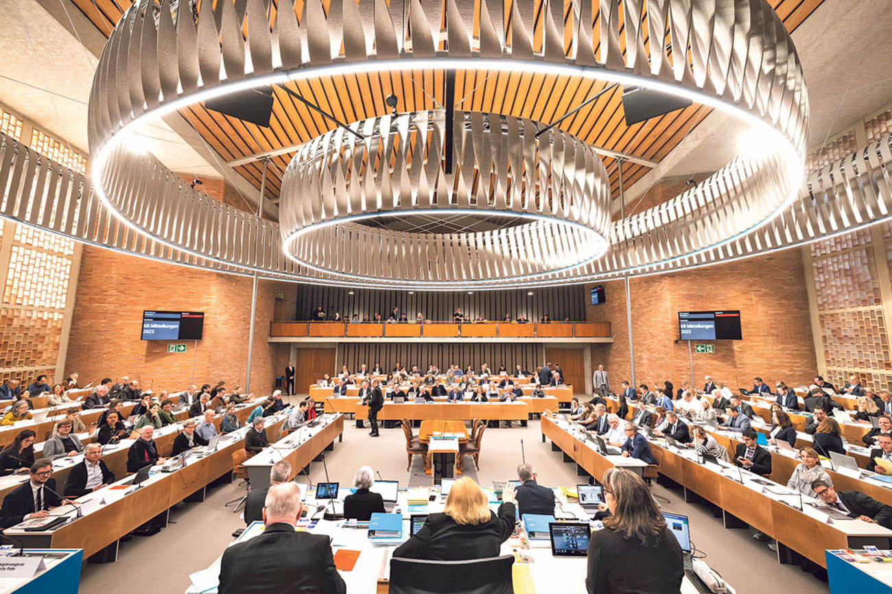 Bullingerkirche, Zürich – Das Parlament: Kirche wird Parlament. Das Zürcher Rathaus wird in den nächsten Jahren umgebaut. Ab Februar 2023 tagte der Kantonsrat in der Bullingerkirche. Dabei wurden keine Kosten gescheut, um die Kirche in ein zeitgemässes Parlament umzubauen.  | Foto: Keystone