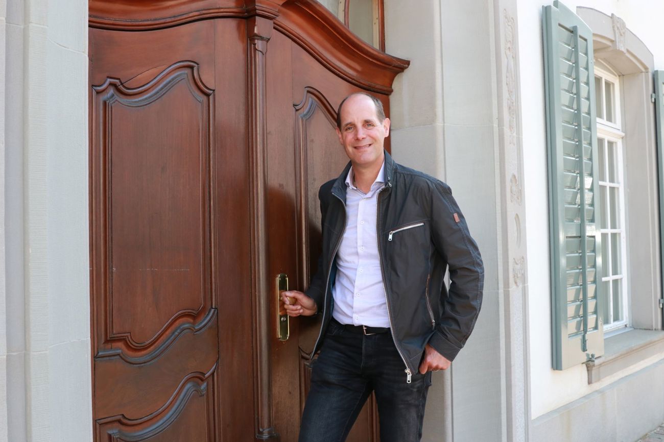 Durch diese Tür am Bankplatz in Frauenfeld wird Pfarrer Samuel Kienast als neuer Kirchenrat regelmässig treten. (Bild: ck)