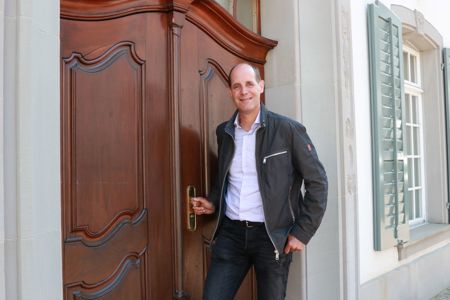 Er ist neugierig auf Menschen