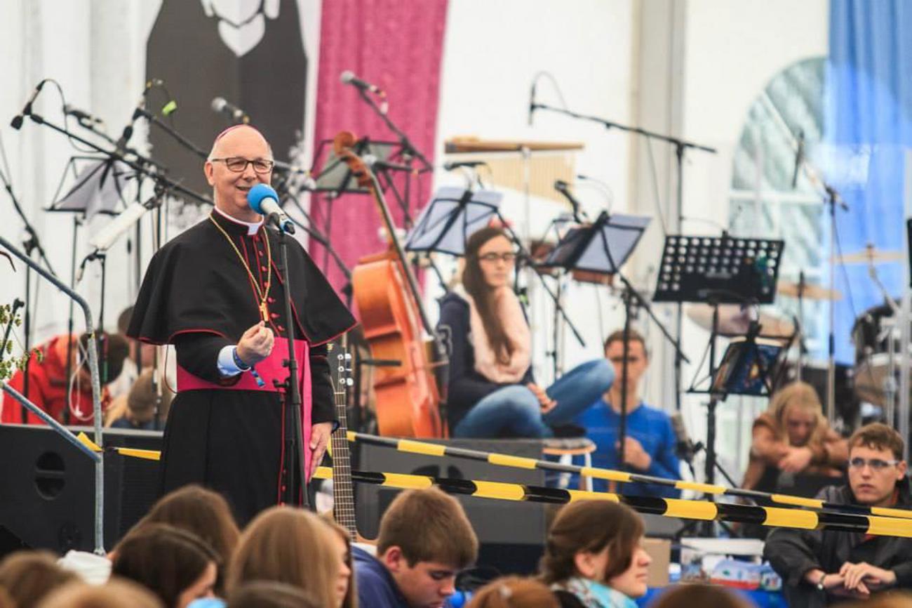 Weihbischof Marian Eleganti – der Cousin der Nollen-Wirtin, spricht auf dem Nollen. (Bilder: pd)