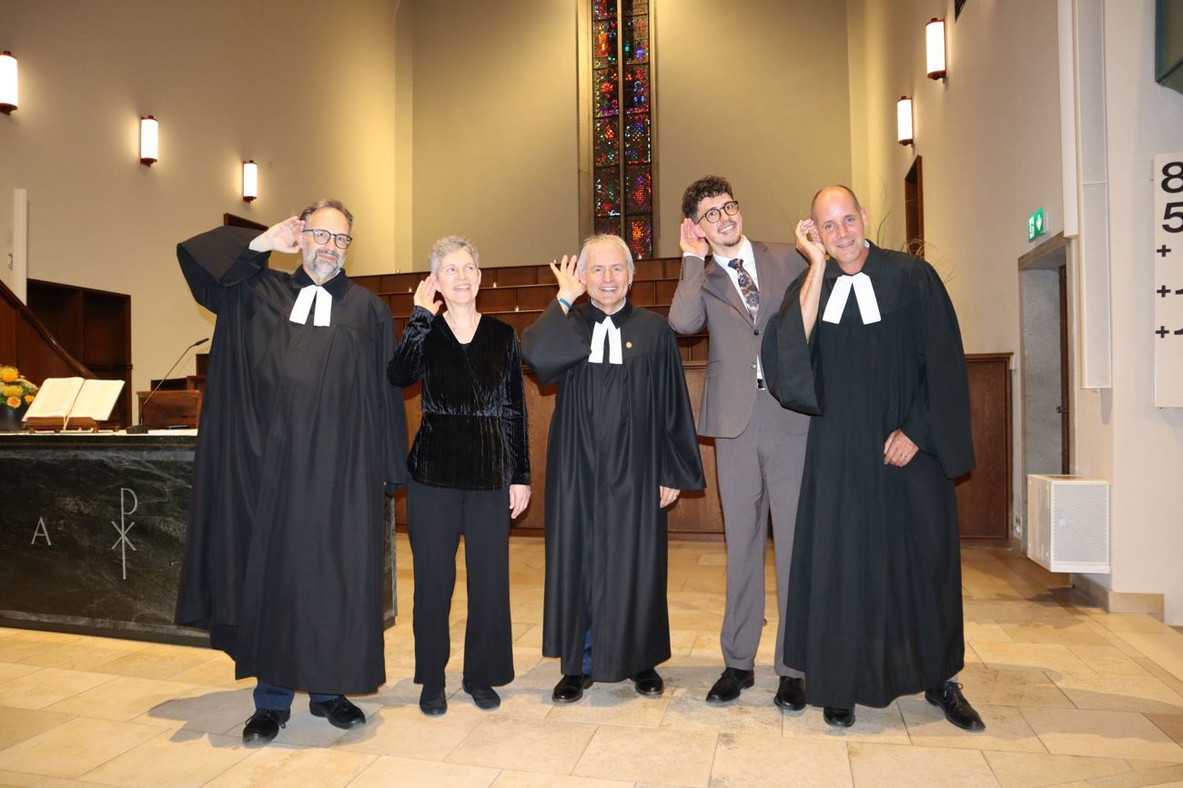 Florian Aeberhardt (2.v.r.) und Christina Schefer hörten an ihrer Ordination genau hin – gemeinsam mit Pfarrer Emanuel Memminger (l.), Kirchenrat Pfarrer Paul Wellauer (Mitte) und Pfarrer Samuel Kienast. (Bild: Manuela Olgiati)